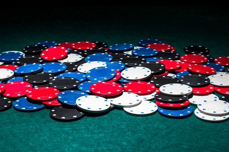 Meja Blackjack Taiwan Pools menampilkan kartu dealer dan opsi pemain untuk hit, stand, double down